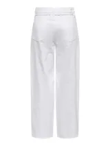 Pantalón jean blanco de corte ancho con tiro medio y cierre con gancho y cremallera. Con bolsillos funcionales y presillas para cinturón.