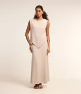 Blusa de punto color beige, sin mangas, con escote redondo y bajo asimétrico.
