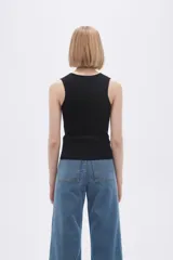 Musculosa celeste de punto canale con cuello recto y tirantes anchos decorados con cuentas de madera.