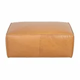 Puff rectangular de cuero color camel con costuras a la vista. Ideal para usar como asiento o reposapiés.