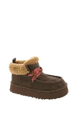 Botines UGG color marrón claro, con interior de piel sintética color crema, cordones de tela con diseño geométrico en marrón, rojo y blanco, y suela de goma color beige.