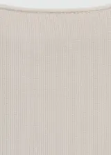 Top de punto de canalé color gris claro, con tirantes finos, escote cuadrado y diseño entallado.