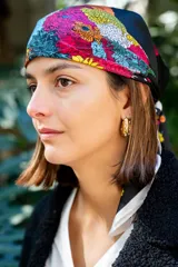 Pañuelo de seda estampado con diseño abstracto multicolor.