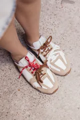 Zuecos color tostado de cuero con cordones de colores.