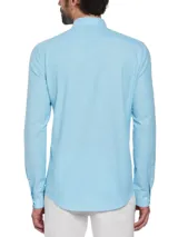 Camisa celeste de manga larga con cuello abotonado, corte clásico y logo bordado en el pecho.