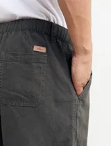 Bermuda de gabardina color verde.