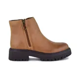 Bota corta color marrón de cuero sintético, con cierre lateral y suela track.