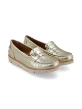 Mocasín dorado de cuero con textura tipo cocodrilo y suela de goma ultraliviana.
