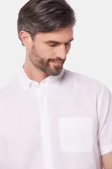 Camisa celeste de lino y algodón, de manga corta, con cuello abotonado y bolsillo en el pecho.