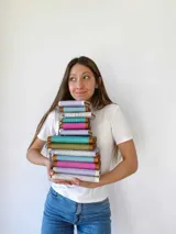 Billetera de cuero fucsia y marrón con cierre metálico y monedero interno.