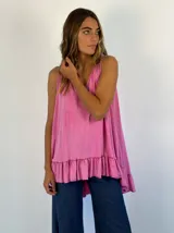 Musculosa rosa con volados en el ruedo.