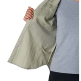 Camisa de manga larga color verde oliva, con cuello clásico, cierre frontal con botones, dos bolsillos en el pecho y tecnología Omni-Shade™ UPF 50 de protección solar y Omni-Wick™ de secado rápido. Ideal para senderismo.