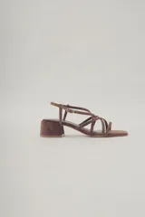 Sandalias de cuero color marrón con taco bloque bajo y tiras finas cruzadas.