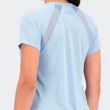 Remera deportiva de manga corta para mujer New Balance modelo Impact Run, color celeste. Confeccionada en tejido de malla transpirable con tecnología ICEx de secado rápido, presenta un ajuste atlético y detalles reflectantes.