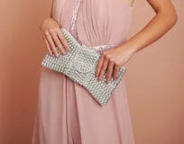 Clutch plateado con forma rectangular y cubierta de strass.