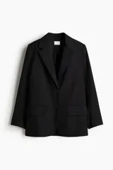 Blazer negro de corte recto, con solapas de muesca, hombreras, bolsillos ribeteados con solapa y cierre frontal con dos botones.