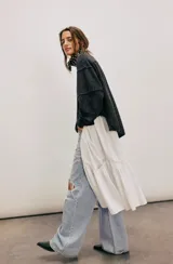 Camiseta de manga larga color verde oliva, con textura acanalada y silueta holgada extragrande. Presenta escote redondo, hombros caídos y puños anchos.