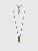 Colgante con dije metálico rectangular con motivo de cuadrícula lacada en marrón y dorado, con cordón negro ajustable y terminales logotipados.