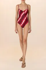 Traje de baño entero con estampado abstracto en tonos borgoña, rojo y crema. Presenta corte corsetero con breteles finos.