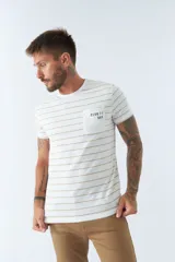 Remera de hombre a rayas horizontales blancas y beige, de manga corta, con bolsillo en el pecho y logo estampado.