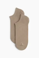 Pack de siete pares de soquetes tobilleros en punto fino de mezcla de algodón con borde superior elástico. Incluye tres pares blancos, dos pares negros y dos pares color beige.