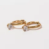 Par de aros tipo argolla dorados con strass engarzado.