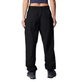 Pantalón negro de mujer, de corte recto y tiro alto, con cintura elástica ajustable con cordón, bolsillos laterales y bolsillo adicional en la pierna. Cuenta con puños ajustables con cordón y forro de malla para mayor transpirabilidad.