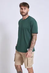 Bermuda color beige con bolsillos cargo laterales.