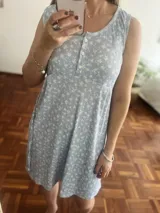 Camisón corto celeste con estampado floral blanco, sin mangas y con botones en el frente.