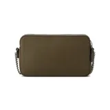 Bandolera Guess Tidewood chica color verde oliva, con doble compartimento con cierre y correa de cadena plateada.