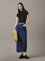 Remera negra de punto de viscosa elástica con textura de canalé irregular, corte slim, cuello perkins y mangas raglán cortas.