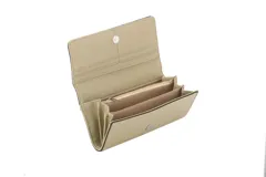 Monedero tipo sobre color beige charolado con logo Terrano en placa metálica plateada. Tiene cierre con broche imán, gran capacidad interior y bolsillo con cierre.