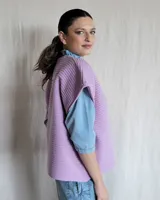 Chaleco tejido de punto con diseño acanalado horizontal, color lila.