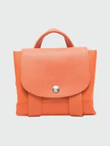 Mochila Longchamp modelo Le Pliage Green, color azul marino, con solapa de cuero texturizado y logo de la marca en relieve.