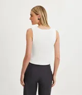Blusa cropped naranja de punto con escote cuadrado y bretel ancho.
