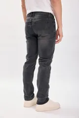 Pantalón de jean gris oscuro de corte clásico.