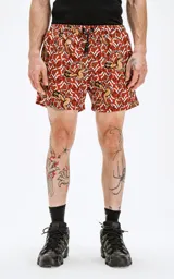 Short de baño color ladrillo con estampado de figuras humanas y corazones blancos.
