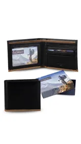 Billetera de cuero lisa color negro con ribete marrón claro. Cuenta con compartimento para billetes, visor transparente y espacio para cinco tarjetas.