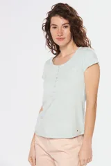 Remera color beige con escote redondo, manga corta, bolsillo en el pecho y cierre parcial con botones.