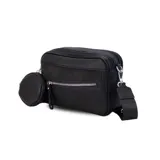 Bandolera negra de cuero sintético con doble bolsillo principal, bolsillo posterior con cierre y bolsillo frontal con detalle de textura diferente. Incluye correa extensible y monedero redondo colgante.