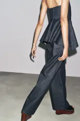 Pantalón de jean azul oscuro, de tiro bajo, corte wide leg y cinco bolsillos.
