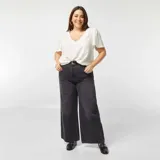 Blusa blanca de textura arrugada, con escote en V y mangas cortas abullonadas.