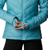 Campera puffer color salmón con capucha, cierre frontal y bolsillos laterales con cierre. Cuenta con tecnología termorreflectante Omni-Heat™ y puños con orificios para los pulgares.