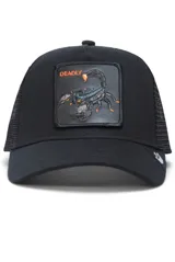 Gorra trucker negra con parche de escorpión y visera curva.