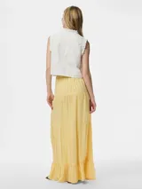 Top blanco sin mangas, con escote en V y bordado inglés. Se ajusta mediante tiras.