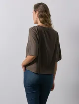 Blusa marrón de lyocell con escote en V y mangas cortas.
