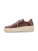 Sneaker Adelaida de cuero graneado color verde oliva, con cordones de algodón y suela elevada color crema.