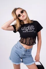 Bermuda de jean celeste con tiro alto, corte recto y ruedo desflecado.