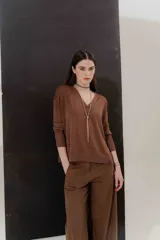 Buzo color marrón de tejido de punto con brillo, escote en V y mangas 3/4.