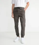 Pantalón jogger de sarga color gris oscuro, con cintura elástica ajustable con cordón, bolsillos laterales y puños elásticos.